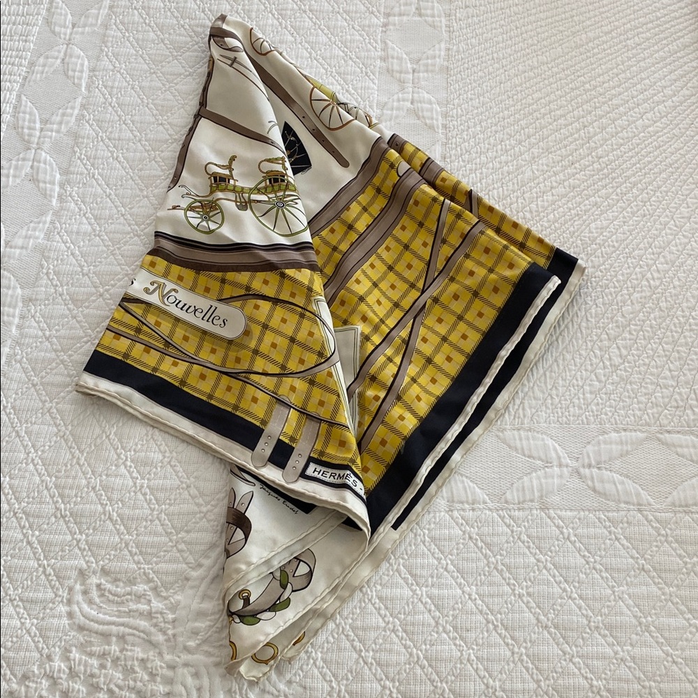 Hermes 34” square in earthtones
Les Voitures Nouvelles - Picture 6 of 8